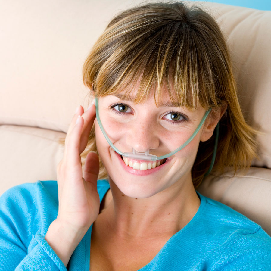 mujer feliz en casa con su canula nasal concentrador oxigeno mercado libre