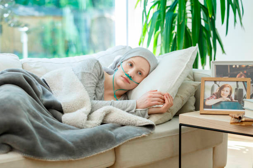 Mujer enferma de cáncer utilizando concentrador de oxígeno como funciona un concentrador de oxigeno portatil