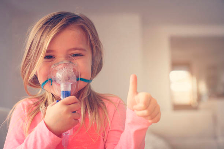 niña pequeña con mascarilla de oxígeno diferencia de concentrador de oxigeno y tanque de oxigeno