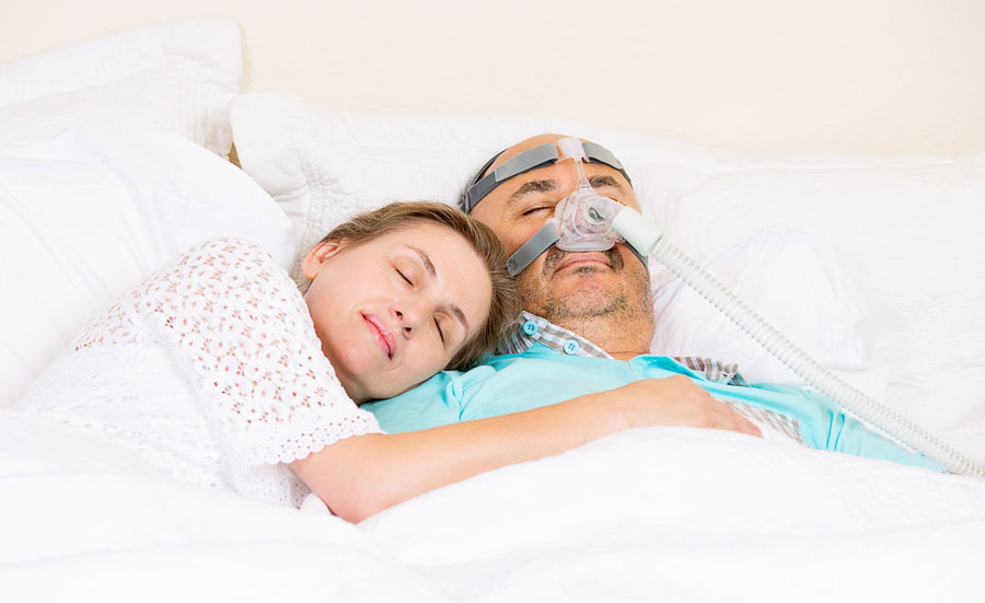 pareja abrazada que usa oxígeno para dormir para que sirve el concentrador de oxígeno que es un concentrador de oxigeno y para que sirve